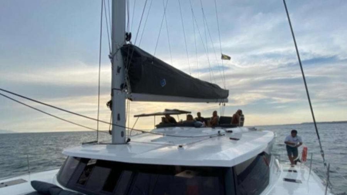 Catamarán Fountaine Pajot de 47 pies navegando al atardecer en la Bahía de Banderas, ejemplo de renta de yates en Puerto Vallarta