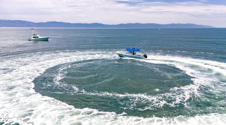 Peaceful Easy Feeling, súper panga de 32 pies de Ol' Salty's Ranch, girando sobre agua plana en la Bahía de Banderas