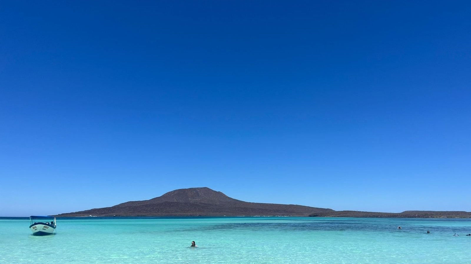 El cono volcánico de Isla Coronado sobre los bajos turquesa del Parque Nacional Bahía de Loreto, Baja California Sur