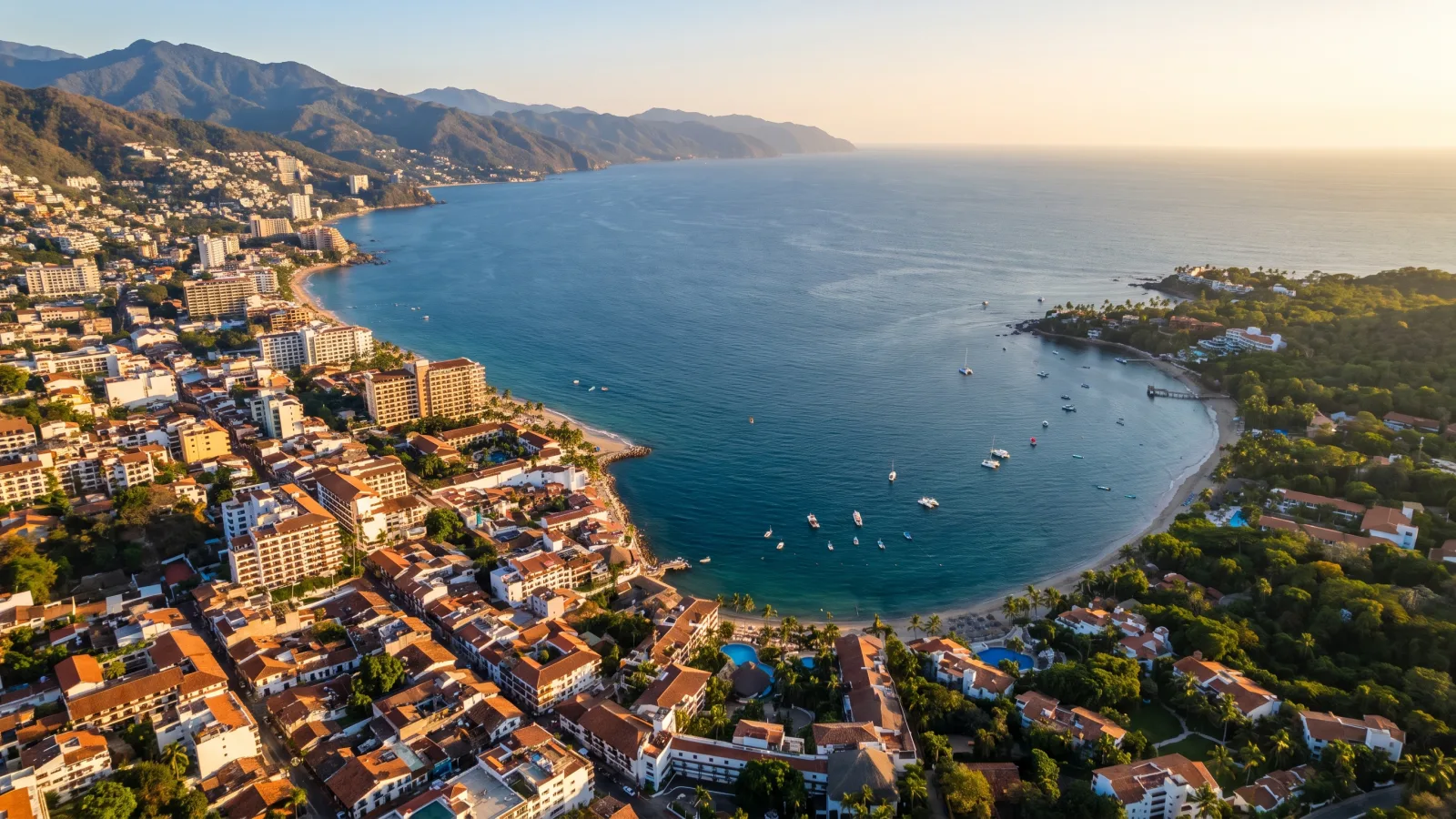 Vista aérea de la Bahía de Banderas mostrando la costa urbana de Puerto Vallarta y la costa verde de la Riviera Nayarit